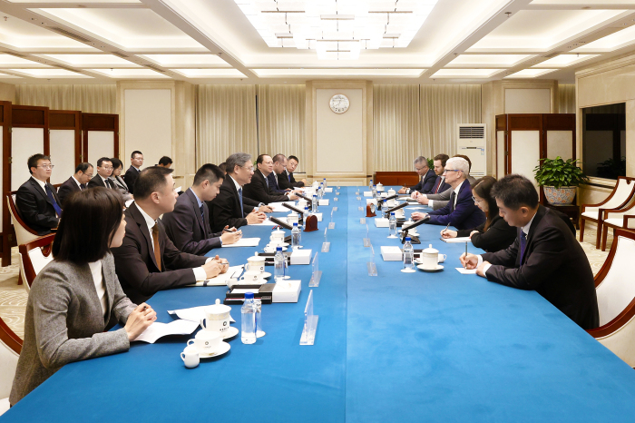商务部部长王文涛会见苹果公司首席执行官库克